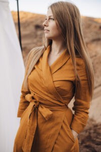 Linane wrap-lõikega kleit, midipikkus, taskud, tagasikeeratud kaelus, 3/4 varrukad, sinepikollane