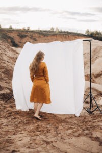 Linane wrap-lõikega kleit, midipikkus, taskud, tagasikeeratud kaelus, 3/4 varrukad, sinepikollane