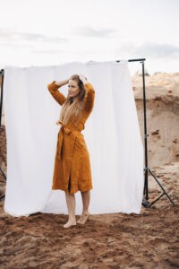 Linane wrap-lõikega kleit, midipikkus, taskud, tagasikeeratud kaelus, 3/4 varrukad, sinepikollane