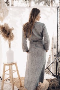 Linane maksikleit, wrap-lõige, taskud, 3/4 varrukad, hall