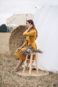 Linane wrap-lõikega kleit, midipikkus, taskud, tagasikeeratud kaelus, 3/4 varrukad, kollane