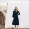 Linane wrap-lõikega kleit, midipikkus, taskud, tagasikeeratud kaelus, 3/4 varrukad, tumesinine