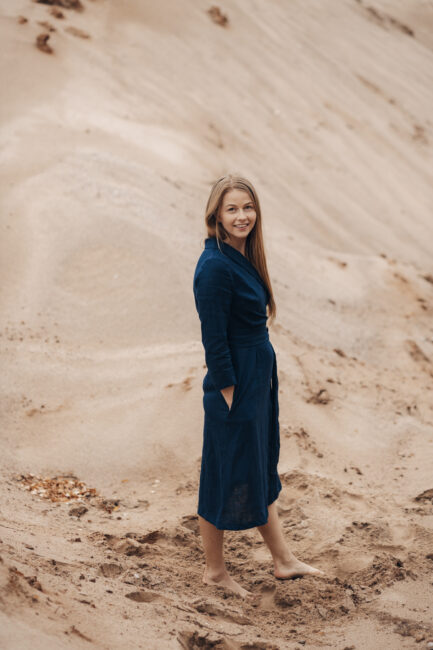 Linane wrap-lõikega kleit, midipikkus, taskud, tagasikeeratud kaelus, 3/4 varrukad, tumesinine