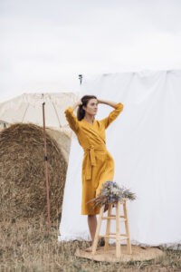 Linane wrap-lõikega kleit, midipikkus, taskud, tagasikeeratud kaelus, 3/4 varrukad, kollane
