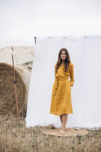 Linane wrap-lõikega kleit, midipikkus, taskud, tagasikeeratud kaelus, 3/4 varrukad, kollane