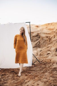 Linane midikleit, A-lõikega, kaasas vöö, taskud, 3/4 varrukad, U-kaelus, sinepikollane