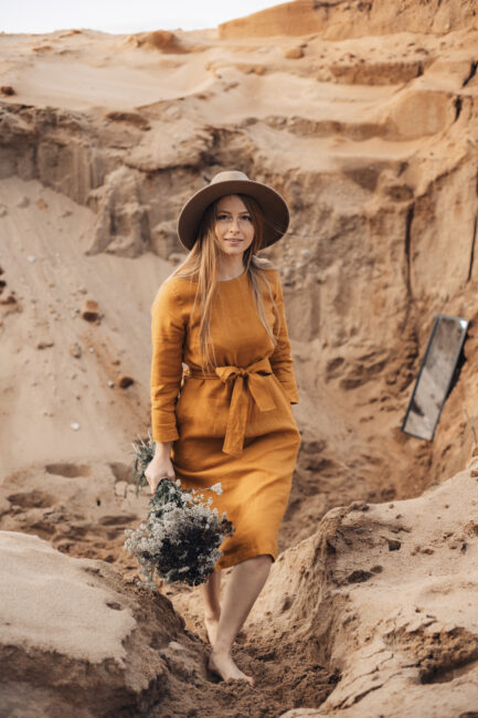 Linane midikleit, A-lõikega, kaasas vöö, taskud, 3/4 varrukad, U-kaelus, sinepikollane