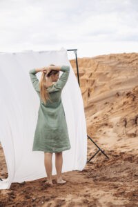 Linane midikleit, A-lõikega, kaasas vöö, taskud, 3/4 varrukad, U-kaelus, oliiviroheline
