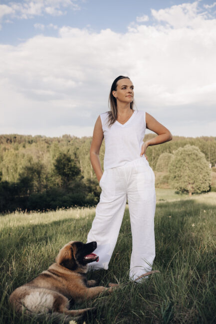 Laia säärega linased püksid, varrukateta linane top