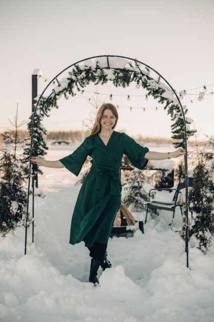 Naine kannab rohelist kimono stiilis linast kleiti, talvine loodus.