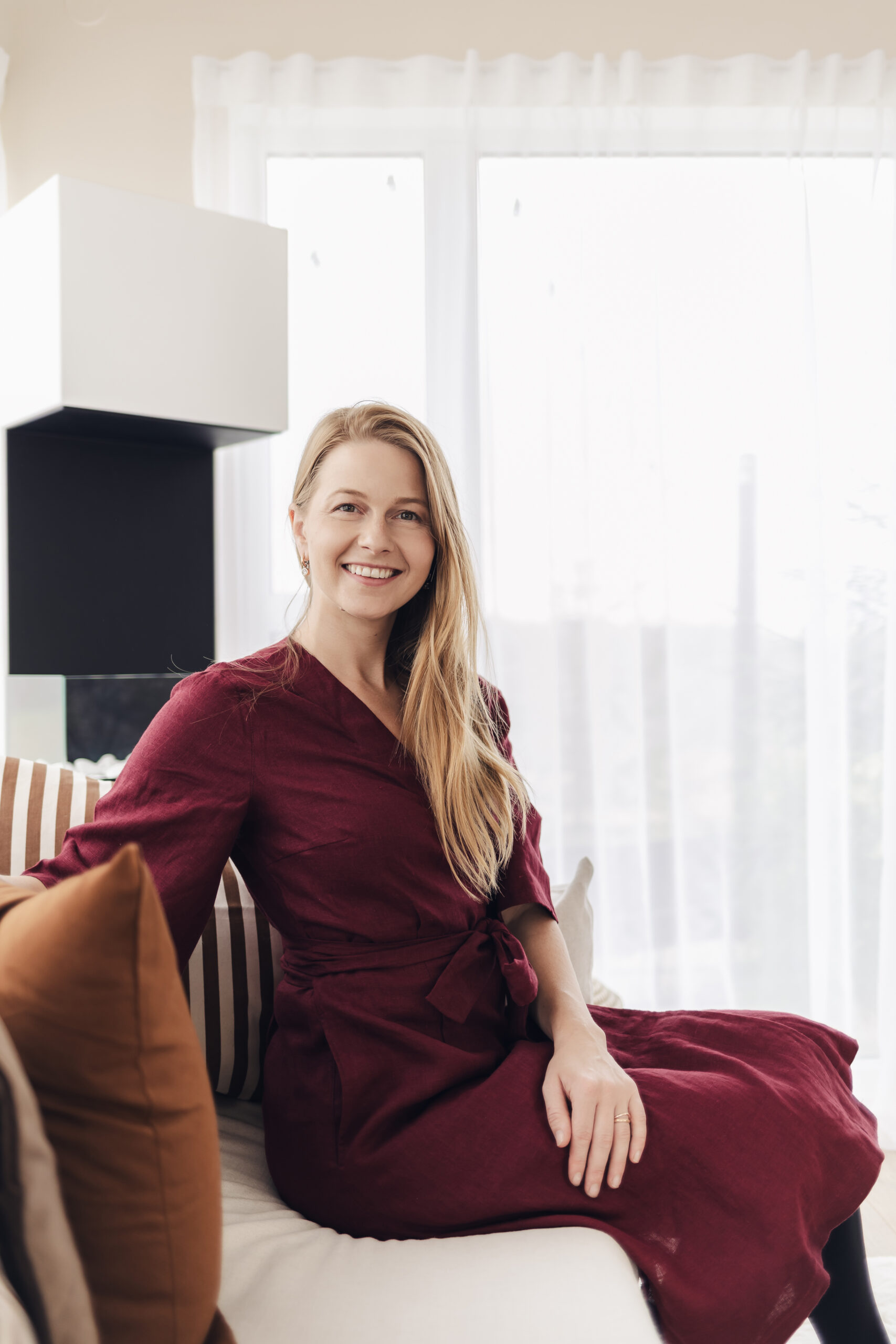 Bordoopunane wrap-lõikeline linane kleit Luise