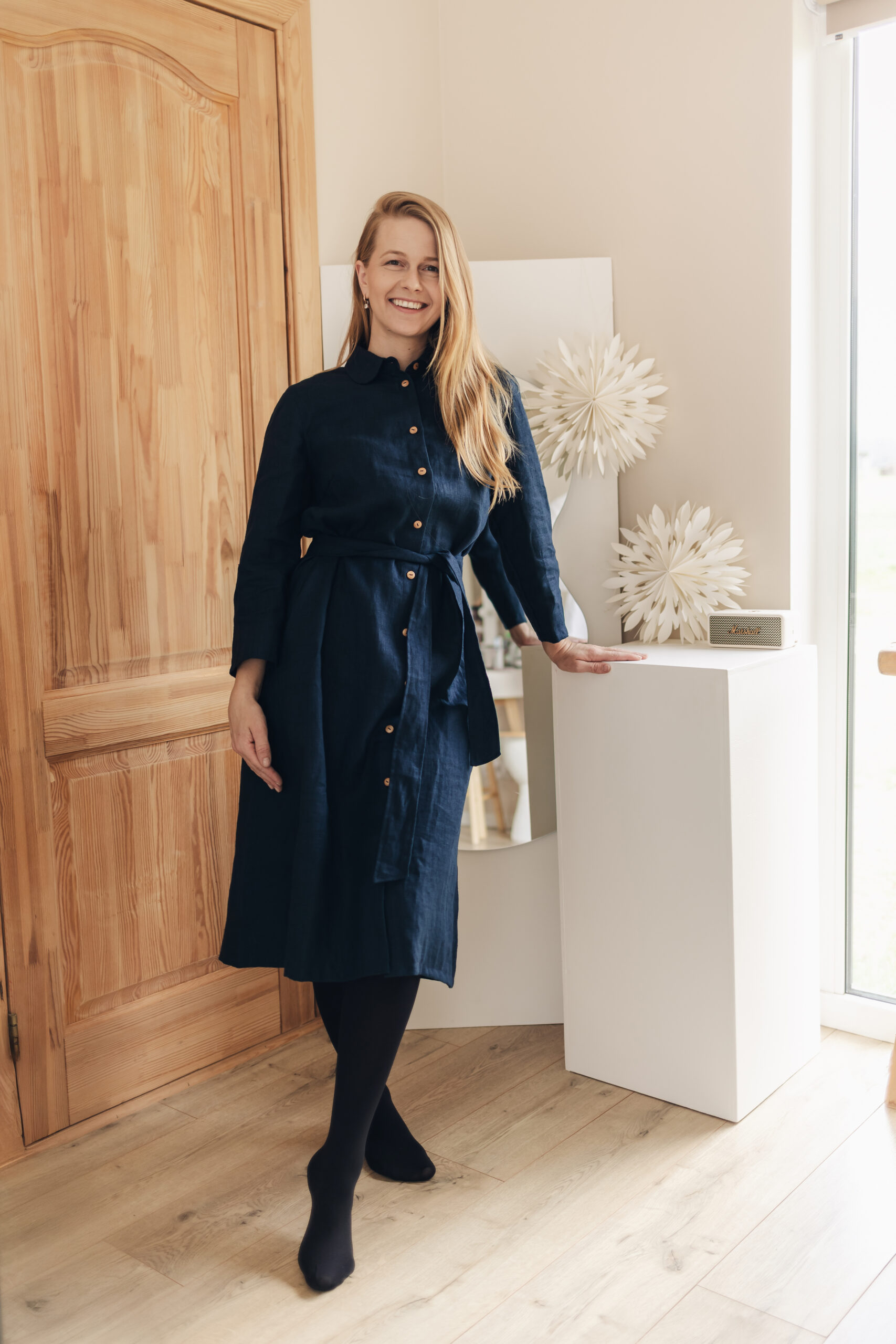 Tumesinine nööpidega linane kleit Marta