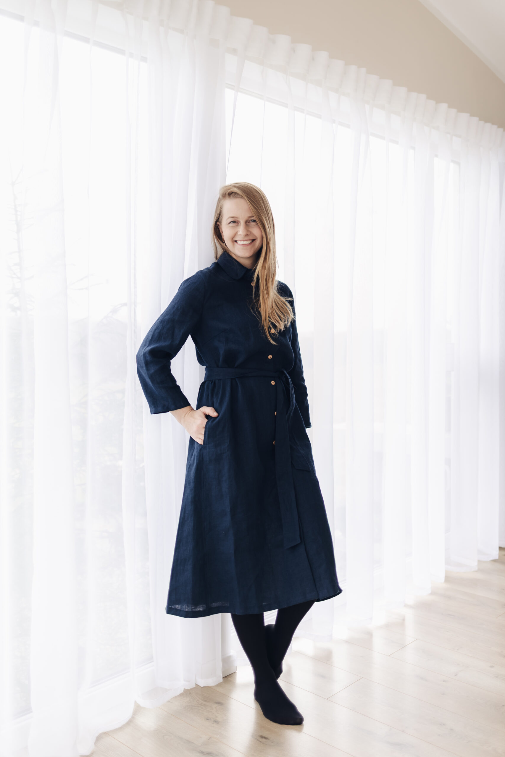 Tumesinine nööpidega linane kleit Marta