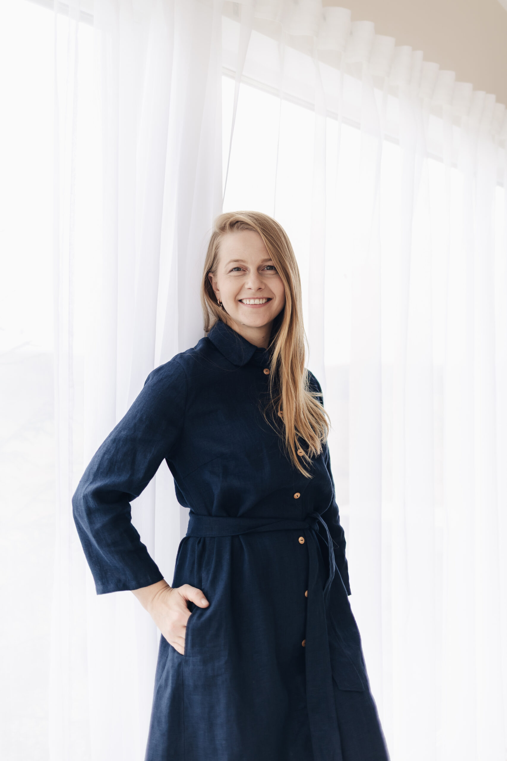 Tumesinine nööpidega linane kleit Marta