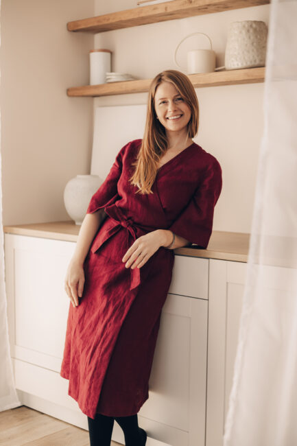 Bordoopunane wrap-lõikeline linane kleit Luise